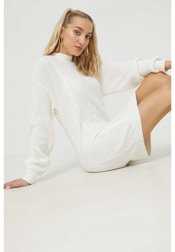 Hollister Co. sukienka kolor biały mini prosta. Okazja: na co dzień. Typ kołnierza: golf. Kolor: biały. Typ sukienki: proste. Styl: casual. Długość: mini