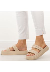 Beżowe lekkie piankowe klapki damskie DiA 51-001. Okazja: na co dzień, do domu. Kolor: beżowy. Materiał: tworzywo sztuczne, materiał, dresówka. Sezon: wiosna, lato. Obcas: na platformie. Styl: casual, klasyczny, sportowy #1