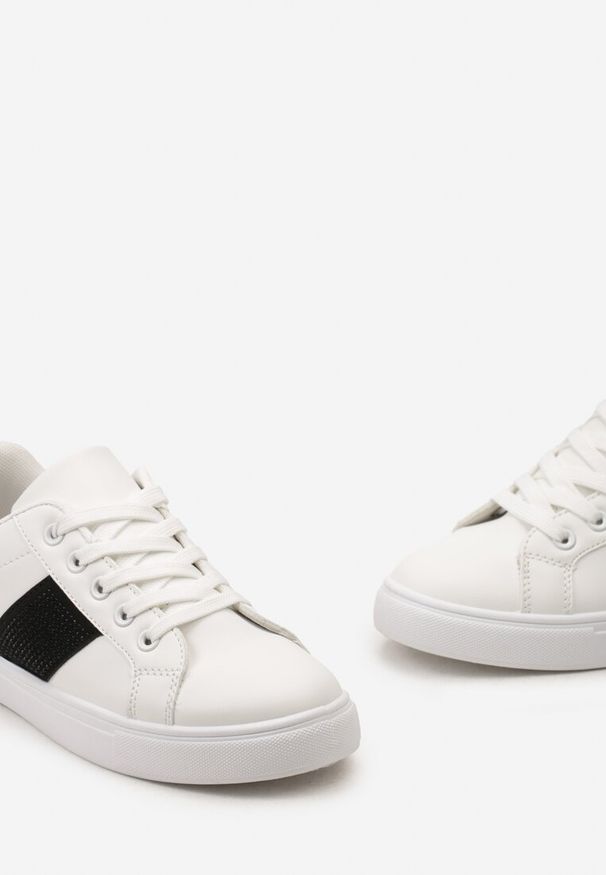 Renee - Biało-Czarne Sneakersy ze Wstawkami Pokrytymi Cyrkoniami Almarie. Nosek buta: okrągły. Zapięcie: sznurówki. Kolor: biały. Materiał: materiał. Obcas: na obcasie. Wysokość obcasa: niski
