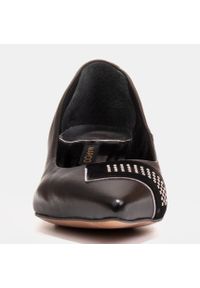Marco Shoes Czarne czółenka na niskim obcasie, ozdoba z jetami. Kolor: czarny. Wzór: aplikacja. Obcas: na obcasie. Wysokość obcasa: niski #10