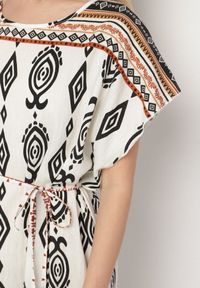 Born2be - Biała Pudełkowa Sukienka z Wiskozy w Etniczny Wzór Mirosela. Okazja: na co dzień. Kolor: biały. Materiał: wiskoza. Długość rękawa: krótki rękaw. Styl: klasyczny, casual, elegancki #3