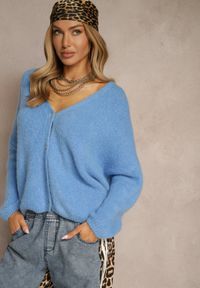 Renee - Niebieski Kardigan z Wełną i Moherem o Klasycznym Kroju z Dekoltem w Serek Avelmio. Okazja: na randkę, na spacer, na co dzień. Typ kołnierza: dekolt w serek. Kolor: niebieski. Materiał: wełna, moher. Długość rękawa: długi rękaw. Długość: długie. Styl: klasyczny #5