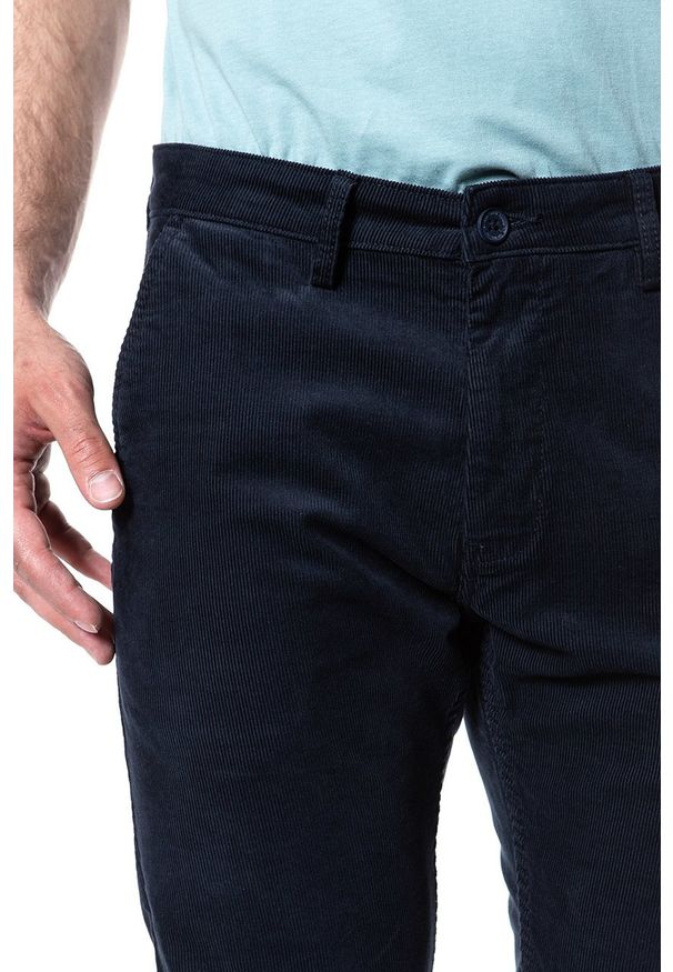 Lee - LEE SPODNIE MĘSKIE CHINO DARK MARINE L768WJ21 112121139. Materiał: materiał. Styl: marine