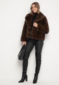 Born2be - Brązowa Kurtka Futerko z Ozdobnym Kołnierzem Talliea. Okazja: na co dzień. Kolor: brązowy. Materiał: futro. Styl: wizytowy, klasyczny, casual, elegancki #4