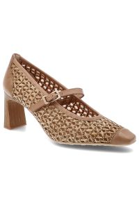 Czółenka damskie Hispanitas, z łączonych materiałów z ażurową cholewką o plecionym wykończeniu stabilny obcas o słupkowym kształcie, beżowe, RHV26460. Okazja: na spotkanie biznesowe. Zapięcie: pasek. Kolor: beżowy. Szerokość cholewki: normalna. Wzór: ażurowy. Materiał: materiał. Obcas: na obcasie. Styl: biznesowy, elegancki. Wysokość obcasa: średni #8