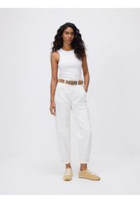 Reserved - Jeansy paperbag z paskiem - biały. Kolor: biały