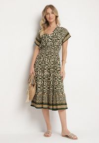 Born2be - Zielono-Beżowa Bawełniana Sukienka z Gumką w Talii i Guzikami Natiflione. Okazja: na co dzień. Typ kołnierza: dekolt w kształcie V. Kolor: zielony. Materiał: bawełna. Typ sukienki: rozkloszowane, oversize. Styl: klasyczny, casual, elegancki #5