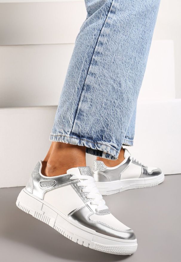 Renee - Biało-Srebrne Sneakersy na Niskiej Platformie z Brokatem Nuera. Okazja: na co dzień. Kolor: biały. Obcas: na platformie