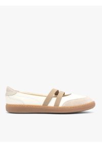 Ryłko - Kremowe sportowe baleriny z dwoma paskami. Nosek buta: okrągły. Zapięcie: pasek. Kolor: beżowy. Materiał: skóra. Szerokość cholewki: normalna. Styl: sportowy #1