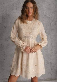Renee - Beżowa Rustykalna Sukienka z Bawełną Zdobiona Haftem i Ażurowymi Wycięciami Winlith. Okazja: na co dzień. Kolor: beżowy. Materiał: bawełna. Wzór: ażurowy, haft, aplikacja. Styl: casual, klasyczny #6