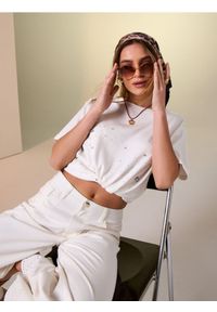 Sinsay - Bawełniana koszulka z ozdobnymi kryształkami - kremowy. Kolor: kremowy. Materiał: bawełna #1