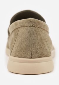 Born2be - Zielone Mokasyny z Prostokątną Metaliczną Ozdobą Aeleorane. Nosek buta: okrągły. Zapięcie: klamry. Kolor: zielony. Materiał: skóra, zamsz. Wzór: aplikacja. Obcas: na obcasie. Styl: klasyczny. Wysokość obcasa: niski #3