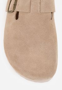 Born2be - Beżowe Zamszowe Klapki w Stylu Chodaków Ozdobione Klamrą Irinania. Okazja: na co dzień. Kolor: beżowy. Materiał: zamsz. Wzór: aplikacja. Styl: casual #2