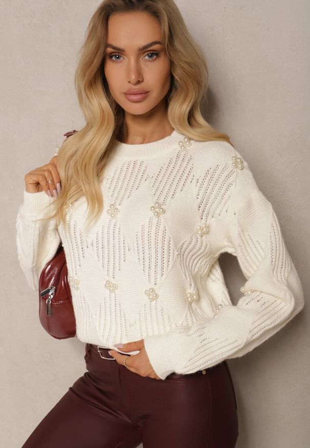 Renee - Jasnobeżowy Prosty Sweter z Ozdobnymi Metalicznymi Przeszyciami i Perełkami Zinrila. Kolor: beżowy. Materiał: jeans. Styl: klasyczny, elegancki