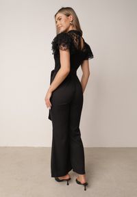 Born2be - Czarny Elegancki Kombinezon VICES z Koronkową Górą i Rozszerzanymi Nogawkami Talinoe. Okazja: na randkę, do pracy, na wesele, na spotkanie biznesowe, na ślub cywilny. Kolor: czarny. Materiał: koronka. Wzór: koronka. Sezon: lato. Styl: elegancki #7