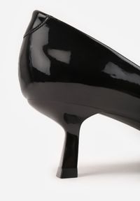 Born2be - Czarne Lakierowane Czółenka na Szpilce Typu Kaczuszka z Aplikacją Trójkąta Tromella. Okazja: do pracy, na spotkanie biznesowe. Kolor: czarny. Materiał: lakier. Wzór: aplikacja. Obcas: na szpilce. Styl: wizytowy, biznesowy, elegancki #4