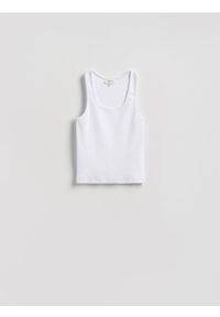 Reserved - Prążkowany top - biały. Kolor: biały. Materiał: prążkowany #1