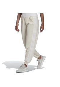 Adidas - Spodnie dresowe adidas Sportswear Studio Lounge 3-Stripes HD4305 - kremowe. Kolor: kremowy. Materiał: dresówka. Sport: fitness, turystyka piesza