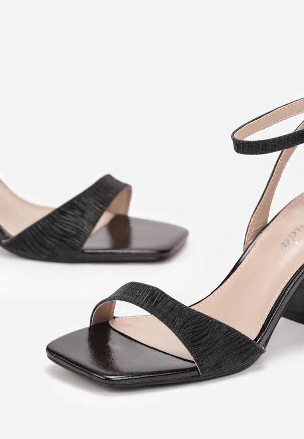 Renee - Czarne Brokatowe Sandały na Słupku ze Sprzączką Jamela. Nosek buta: otwarty. Zapięcie: sprzączka. Kolor: czarny. Materiał: jeans. Obcas: na słupku. Styl: elegancki