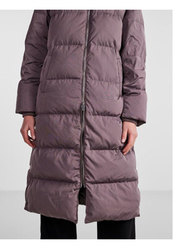 YAS Kurtka puchowa 26023635 Fioletowy Regular Fit. Kolor: fioletowy. Materiał: syntetyk