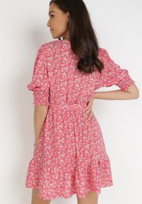 Born2be - Różowa Sukienka Salesi. Kolor: różowy. Materiał: materiał, tkanina. Wzór: kwiaty, aplikacja. Typ sukienki: kopertowe. Długość: mini