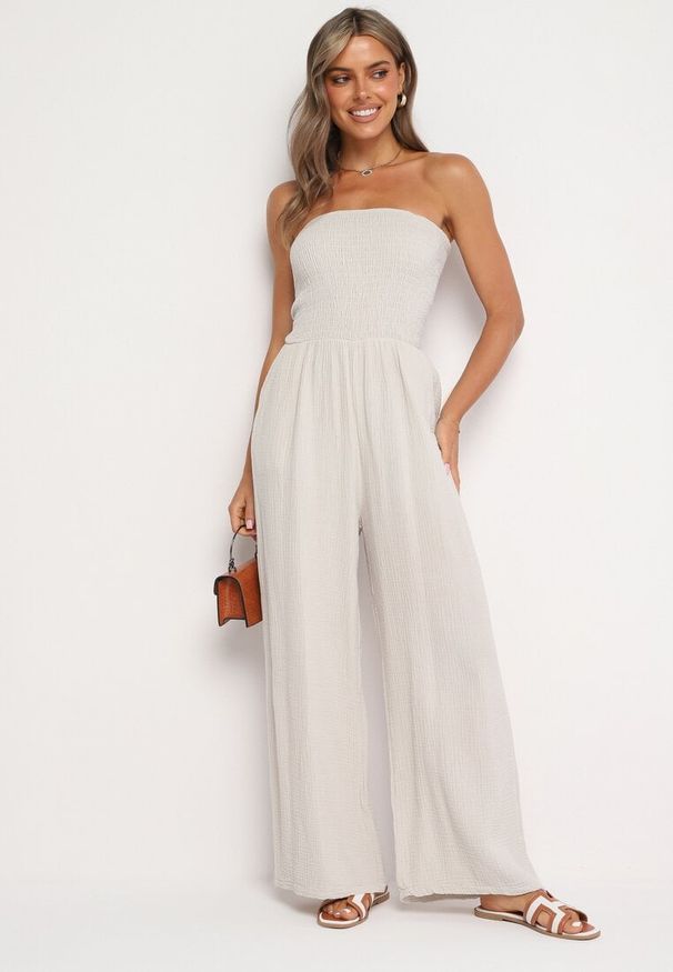 Born2be - Beżowy Bawełniany Taliowany Kombinezon Góra Bandeau Wykończona Gumkami Moranna. Okazja: na co dzień. Kolor: beżowy. Materiał: bawełna. Sezon: lato. Styl: casual, klasyczny