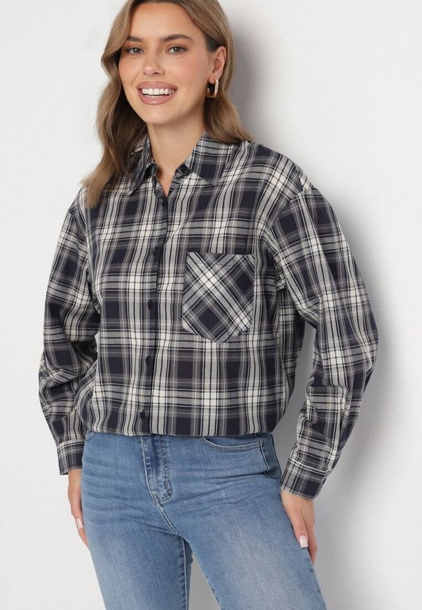 Born2be - Czarna Koszula w Kratę z Wsuwaną Kieszonką z Bawełny Anniora. Okazja: na co dzień. Kolor: czarny. Materiał: bawełna. Długość rękawa: długi rękaw. Długość: długie. Styl: casual, elegancki