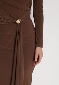 Born2be - Brązowa Dopasowana Sukienka z Ozdobnym Marszczeniem Trenem i Rozcięciem Alutria. Okazja: na wesele, na ślub cywilny. Kolor: brązowy. Długość rękawa: długi rękaw. Typ sukienki: dopasowane #4