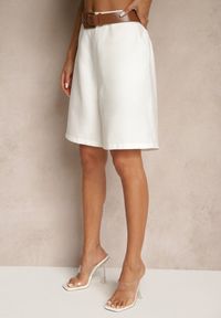 Renee - Białe Szorty z Wiskozą w Eleganckim Stylu z Paskiem z Klamrą Aravene. Okazja: na co dzień. Stan: podwyższony. Kolor: biały. Materiał: wiskoza. Styl: elegancki