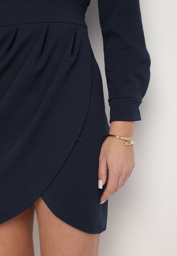 Born2be - Granatowa Sukienka z Marszczeniem i Bufiastymi Rękawami Redenia. Kolor: niebieski. Styl: klasyczny, elegancki