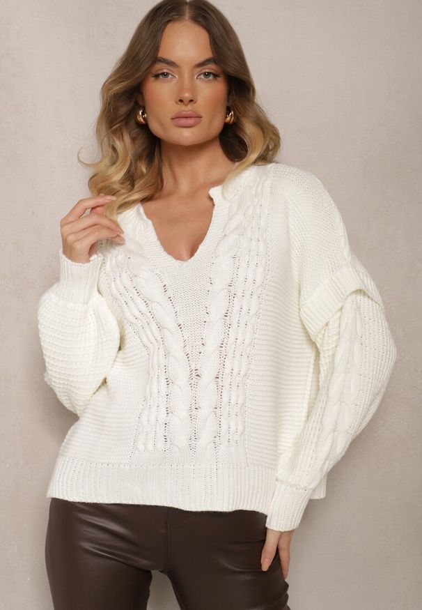 Renee - Biały Sweter z Głębokim Dekoltem i Ozdobnym Tłoczeniem Venolia. Okazja: na co dzień. Kolor: biały. Materiał: jeans. Styl: wizytowy, elegancki, casual