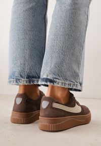 Born2be - Ciemnobrązowe Zamszowe Sneakersy w Stylu Klasycznych Tenisówek ze Skórzaną Wkładką Riosera. Okazja: na co dzień. Kolor: brązowy. Materiał: zamsz, skóra #8