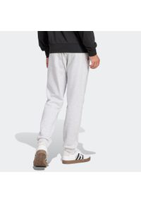 Adidas - Spodnie dresowe męskie ADIDAS Essentials Feelcozy. Kolor: szary. Materiał: dresówka. Sport: joga i pilates