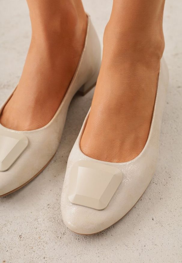 Renee - Złote Czółenka w Stylu Retro ze Skórzaną Wkładką Faylina. Okazja: na imprezę. Kolor: beżowy. Materiał: skóra. Obcas: na obcasie. Styl: retro. Wysokość obcasa: niski