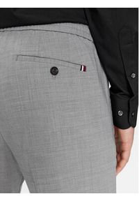 TOMMY HILFIGER - Tommy Hilfiger Spodnie materiałowe Dc Chelsea Po Travel Wool MW0MW33930 Szary Regular Fit. Kolor: szary. Materiał: syntetyk #5