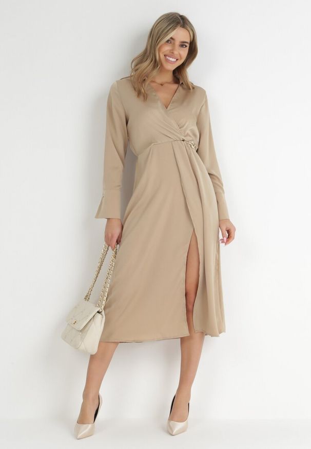 Born2be - Beżowa Satynowa Sukienka Midi z Kopertowym Dekoltem i Kołnierzykiem Hartho. Kolor: beżowy. Materiał: satyna. Wzór: aplikacja. Typ sukienki: kopertowe. Długość: midi