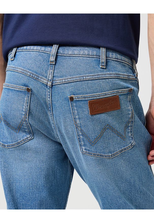 Wrangler - WRANGELR GREENSBORO MĘSKIE SPODNIE JEANSOWE JEANSY DŻINSY HERO 112350650 W15Q016838