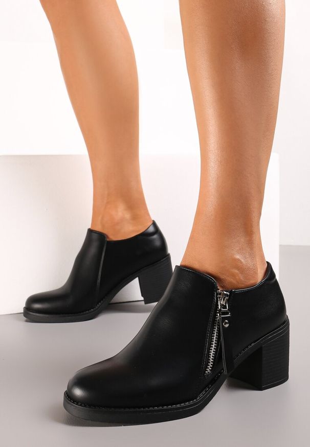 Renee - Czarne Półbuty na Obcasie z Krótkim Suwakiem Proctana. Kolor: czarny. Obcas: na obcasie. Styl: elegancki. Wysokość obcasa: średni