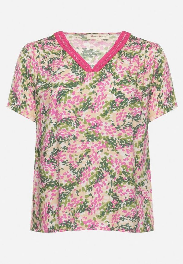 Born2be - Różowo-Zielona Wiskozowa Bluzka z Krótkim Rękawem i Dekoltem Typu V-Neck Natloza. Okazja: na co dzień. Typ kołnierza: dekolt w serek. Kolekcja: plus size. Kolor: różowy. Długość: krótkie. Wzór: kwiaty. Materiał: wiskoza. Długość rękawa: krótki rękaw. Styl: elegancki, casual