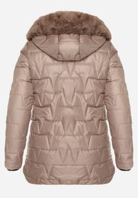 Born2be - Ciemnobeżowa Pikowana Kurtka z Kapturem z Futerkiem Azilma. Okazja: na co dzień, na spacer. Typ kołnierza: kaptur. Kolekcja: plus size. Kolor: beżowy. Materiał: futro. Wzór: aplikacja. Styl: klasyczny, casual #6