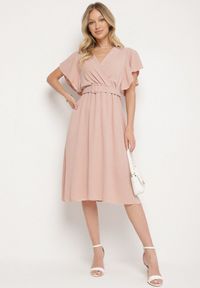 Born2be - Jasnoróżowa Sukienka z Kopertowym Dekoltem i Paskiem Sizuee. Kolor: różowy. Typ sukienki: kopertowe #5