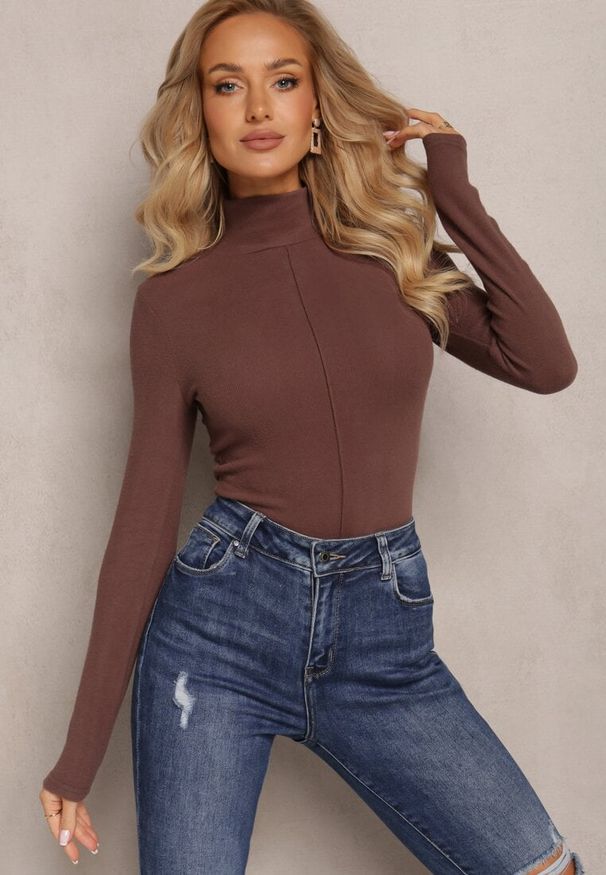 Renee - Brązowy Sweter Golf z Ozdobnym Przeszyciem Dayshawn. Okazja: na co dzień. Typ kołnierza: golf. Kolor: brązowy. Materiał: jeans. Długość rękawa: długi rękaw. Długość: długie. Wzór: aplikacja. Styl: casual, elegancki