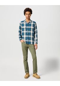 Wrangler - WRANGLER MĘSKIE SPODNIE MATERIAŁOWE LARSTON DUSTY OLIVE 112356816 W18S014024. Okazja: na co dzień. Stan: obniżony. Materiał: materiał. Styl: klasyczny, casual #6