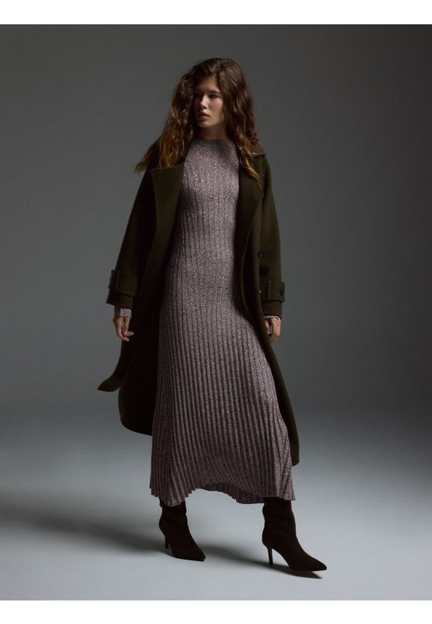 Reserved - Sukienka midi z lyocellem - brązowy. Kolor: brązowy. Materiał: dzianina. Długość: midi