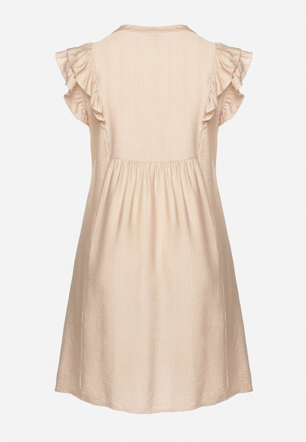 Born2be - Beżowa Sukienka Pudełkowa z Bawełną i Trójkątnym Dekoltem Ozdobiona Falbankami Vikirva. Okazja: na randkę, na co dzień. Typ kołnierza: kołnierz z falbankami. Kolekcja: plus size. Kolor: beżowy. Wzór: aplikacja. Typ sukienki: proste, dla puszystych. Materiał: bawełna. Długość rękawa: długi rękaw. Styl: klasyczny, casual, elegancki