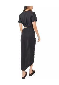 FREE PEOPLE - Czarna sukienka z asymterycznym dołem. Kolor: czarny. Materiał: tkanina. Długość: midi