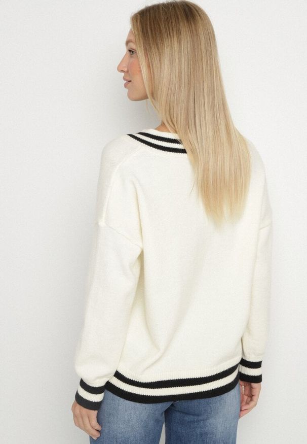 Born2be - Jasnobeżowy Sweter z Domieszką Kaszmiru w Stylu Preppy Liendria. Okazja: na spotkanie biznesowe, do pracy, na co dzień. Kolor: beżowy. Materiał: kaszmir. Wzór: aplikacja. Styl: biznesowy, klasyczny, casual