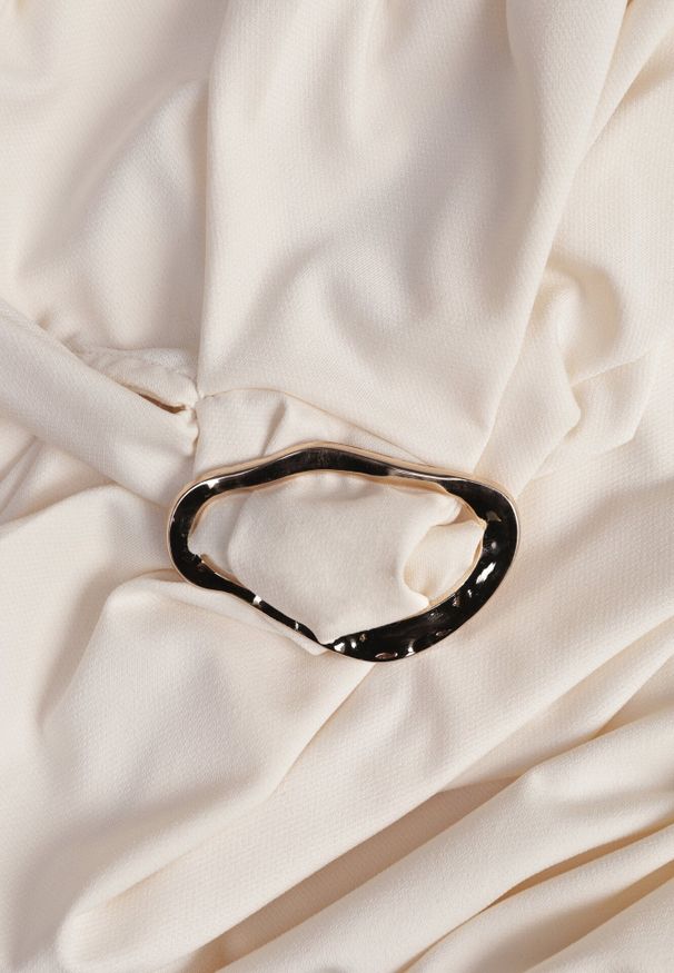 Born2be - Beżowe Marszczone Body z Dekoltem Łódka i Ozdobną Aplikacją na Ramieniu Carlenka. Okazja: na co dzień, na spotkanie biznesowe. Typ kołnierza: dekolt w łódkę. Kolor: beżowy. Materiał: materiał. Wzór: aplikacja. Styl: wizytowy, casual, biznesowy