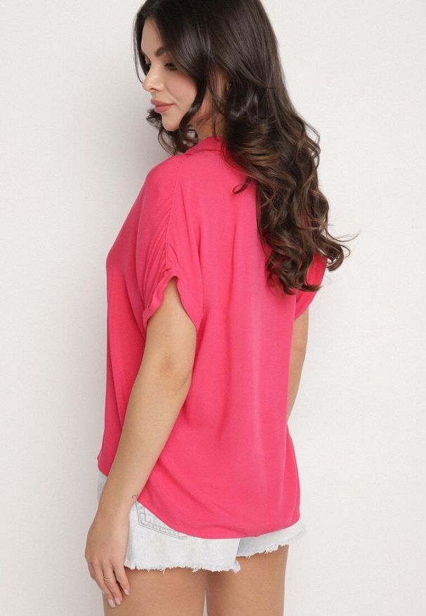 Born2be - Różowa Wiskozowa Koszula z Podwiniętym Rękawami Tilamena. Okazja: na spotkanie biznesowe, do pracy, na co dzień. Typ kołnierza: kołnierzyk klasyczny. Kolor: różowy. Materiał: wiskoza. Długość: krótkie. Styl: elegancki, casual, klasyczny, biznesowy