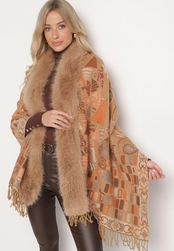 Born2be - Brązowe Wzorzyste Ponczo z Frędzlami i Futerkowym Obszyciem Serrattia. Okazja: na co dzień, na imprezę. Kolor: brązowy. Styl: boho, elegancki, casual